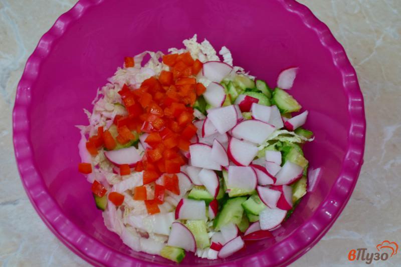 Фото приготовление рецепта: Салат с пекинской капустой редисом и болгарским перцем шаг №3
