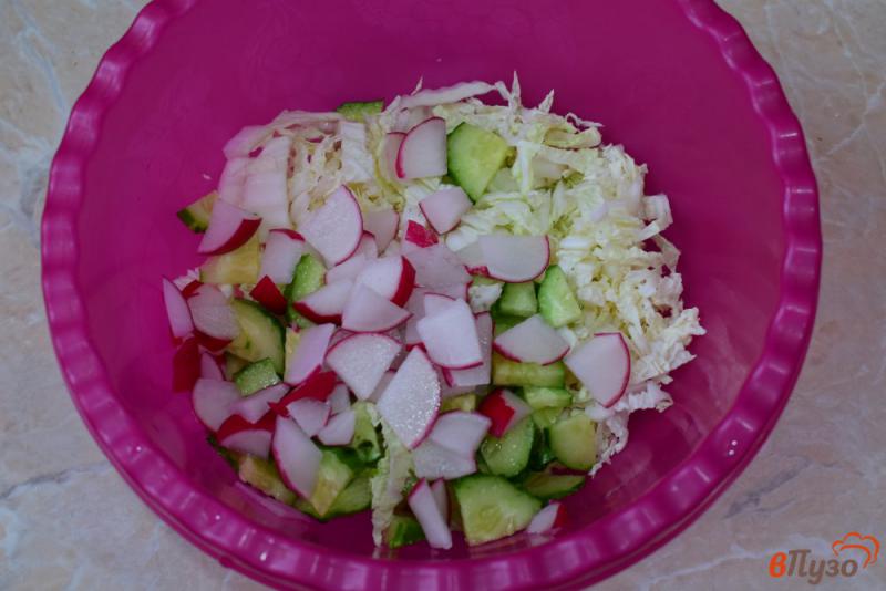 Фото приготовление рецепта: Салат с пекинской капустой редисом и болгарским перцем шаг №2