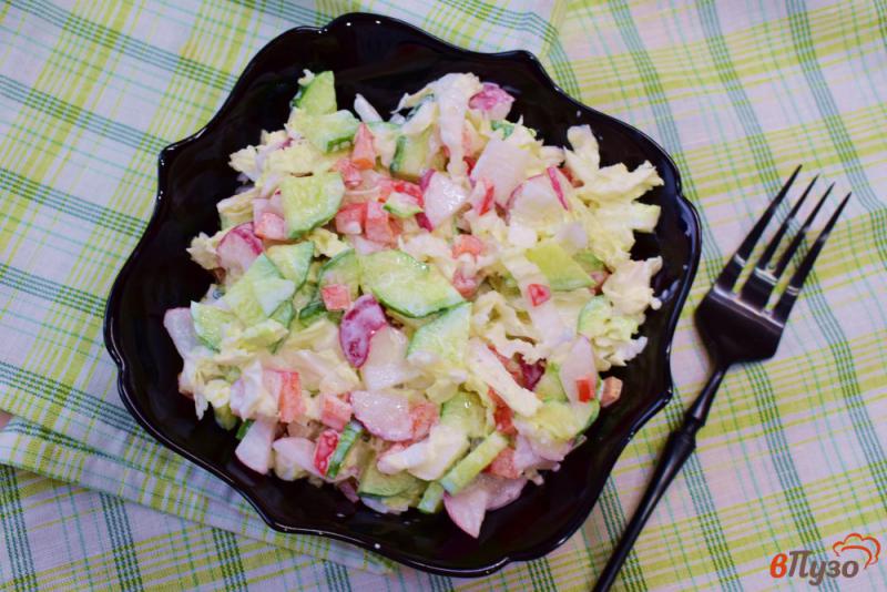 Фото приготовление рецепта: Салат с пекинской капустой редисом и болгарским перцем шаг №4