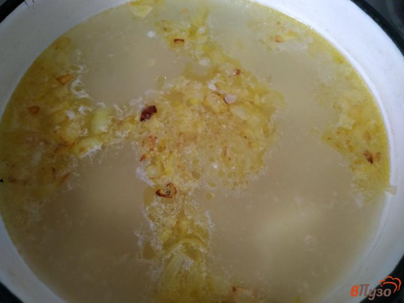 Фото приготовление рецепта: Суп со скумбрией и рисом шаг №6