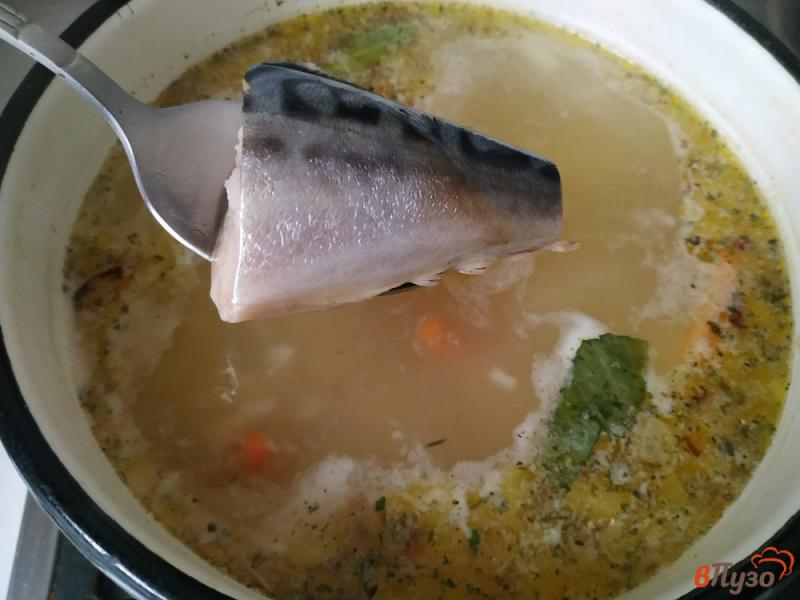 Фото приготовление рецепта: Суп со скумбрией и рисом шаг №8