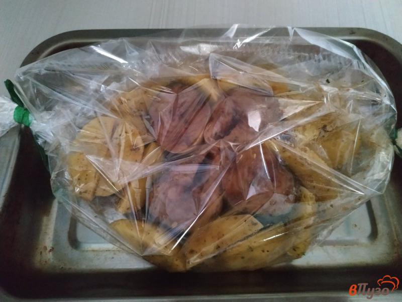 Фото приготовление рецепта: Скумбрия запечённая с картофелем под соусом терияки шаг №4