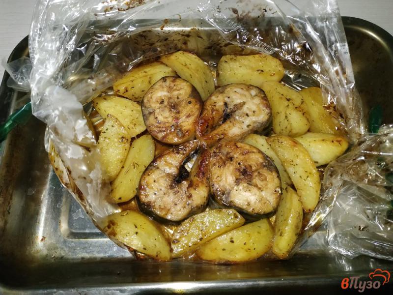 Фото приготовление рецепта: Скумбрия запечённая с картофелем под соусом терияки шаг №5