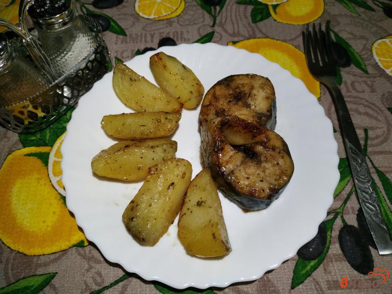 Фото приготовление рецепта: Скумбрия запечённая с картофелем под соусом терияки шаг №6