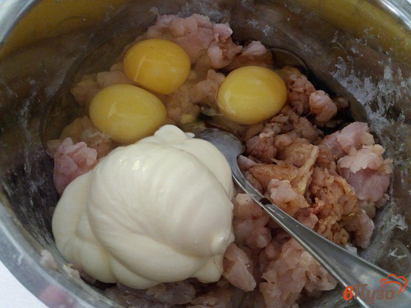Фото приготовление рецепта: Рубленные котлеты из куриного филе  с грибами и луком шаг №4