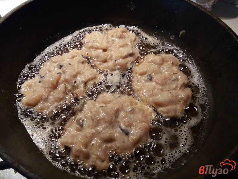 Фото приготовление рецепта: Рубленные котлеты из куриного филе  с грибами и луком шаг №7