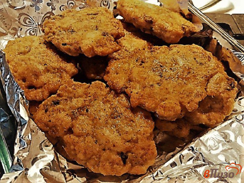 Фото приготовление рецепта: Рубленные котлеты из куриного филе  с грибами и луком шаг №9