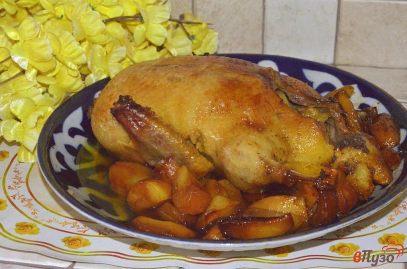 Фото приготовление рецепта: Утка запеченная с чесноком и карри шаг №5