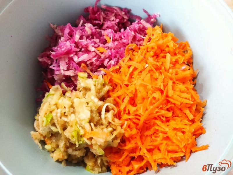 Фото приготовление рецепта: Салат из редьки с морковью и яблоком шаг №1