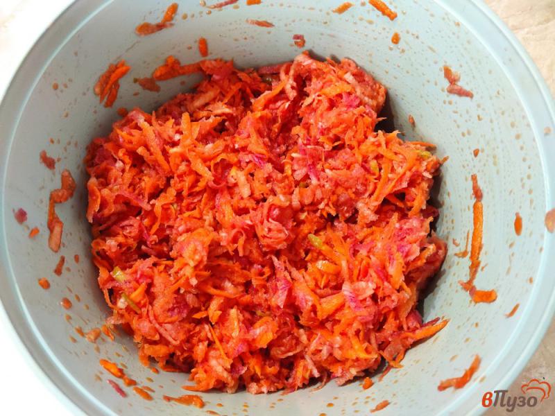 Фото приготовление рецепта: Салат из редьки с морковью и яблоком шаг №3