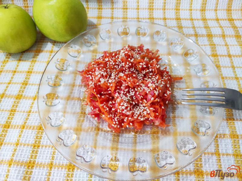 Фото приготовление рецепта: Салат из редьки с морковью и яблоком шаг №5