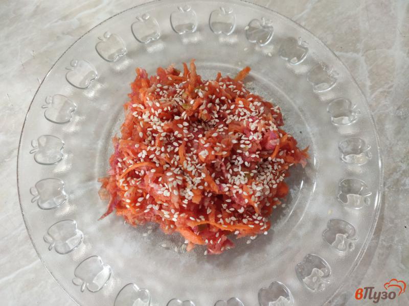 Фото приготовление рецепта: Салат из редьки с морковью и яблоком шаг №4