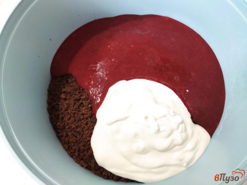 Фото приготовление рецепта: Десерт из шоколадного бисквита с заварным кремом шаг №3