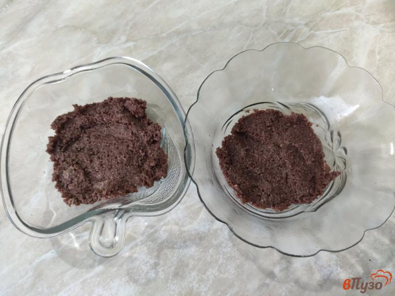 Фото приготовление рецепта: Десерт из шоколадного бисквита с заварным кремом шаг №5
