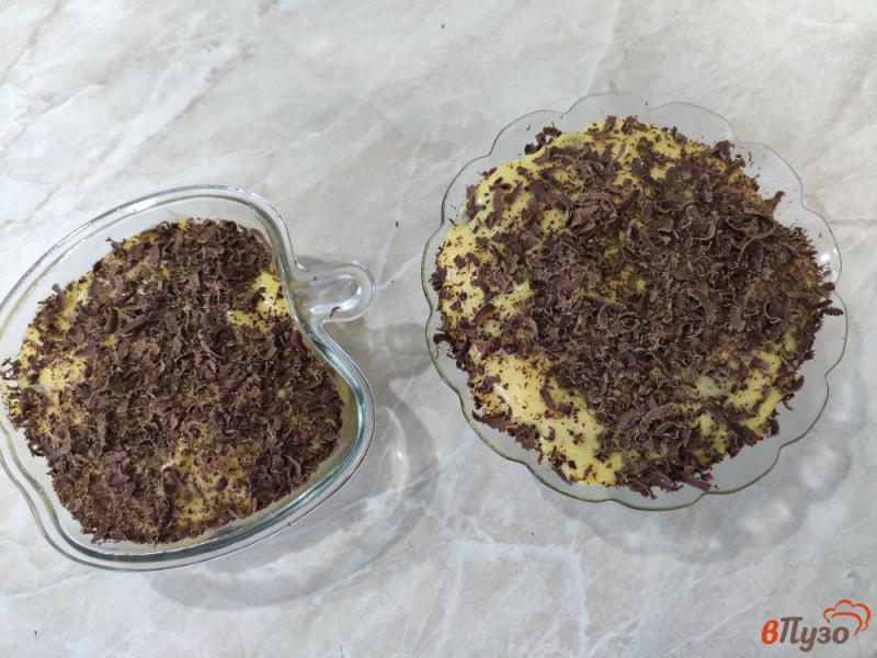 Фото приготовление рецепта: Десерт из шоколадного бисквита с заварным кремом шаг №8