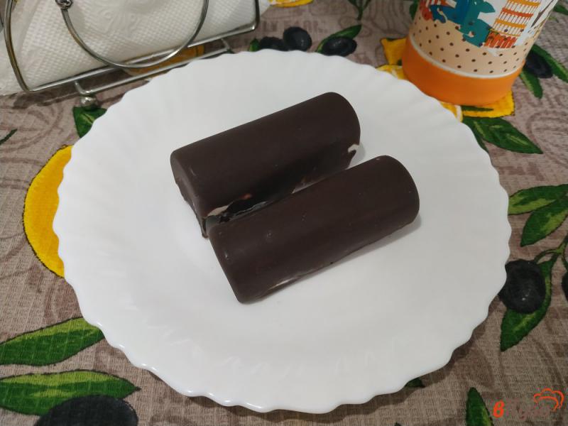 Фото приготовление рецепта: Глазированные сырки в шоколаде шаг №7