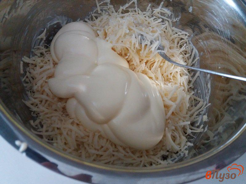 Фото приготовление рецепта: Сырный салат с яйцом для закуски шаг №3