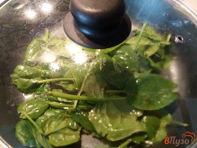 Фото приготовление рецепта: Равиоли со шпинатом сыром рикотта и пармезаном шаг №3
