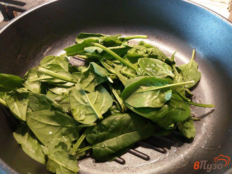 Фото приготовление рецепта: Равиоли со шпинатом сыром рикотта и пармезаном шаг №2