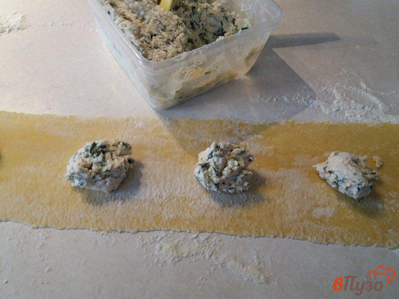 Фото приготовление рецепта: Равиоли со шпинатом сыром рикотта и пармезаном шаг №11