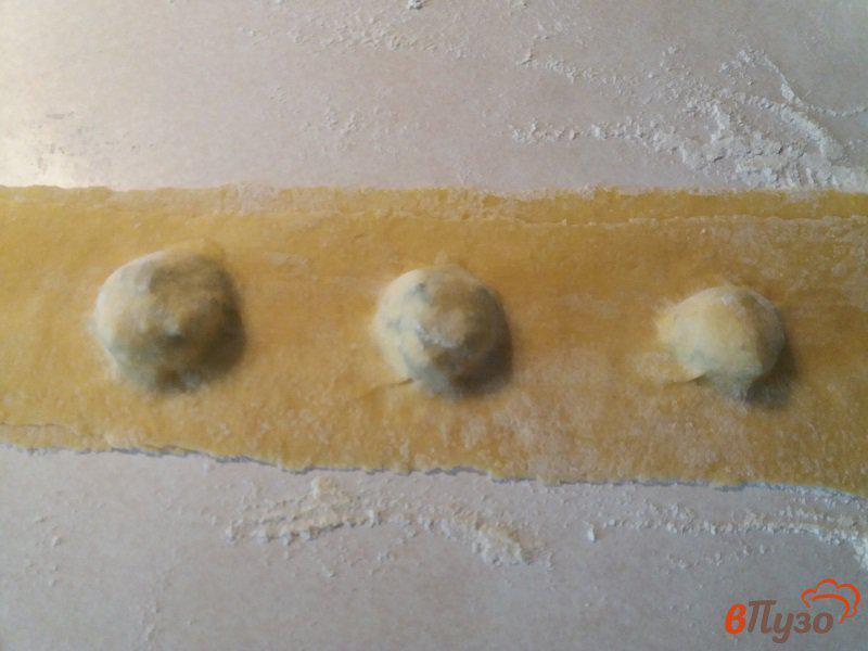 Фото приготовление рецепта: Равиоли со шпинатом сыром рикотта и пармезаном шаг №12