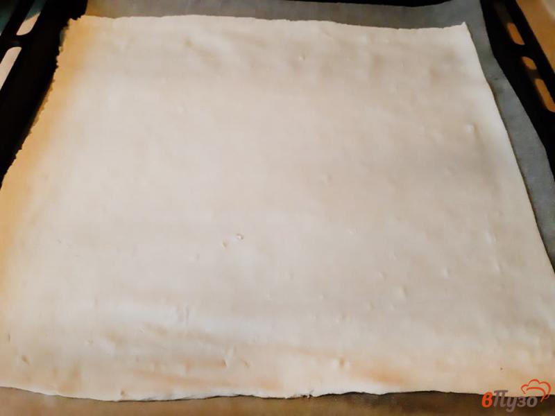 Фото приготовление рецепта: Пицца с тунцом и оливками на слоеном тесте шаг №2