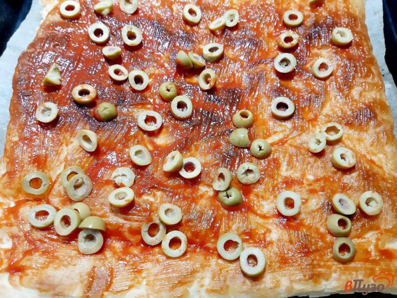 Фото приготовление рецепта: Пицца с тунцом и оливками на слоеном тесте шаг №8
