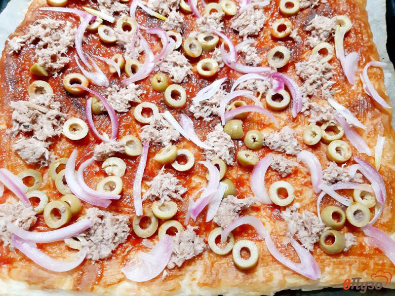 Фото приготовление рецепта: Пицца с тунцом и оливками на слоеном тесте шаг №10