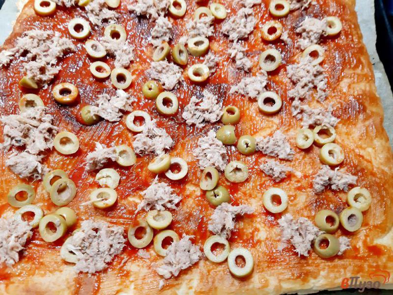 Фото приготовление рецепта: Пицца с тунцом и оливками на слоеном тесте шаг №9
