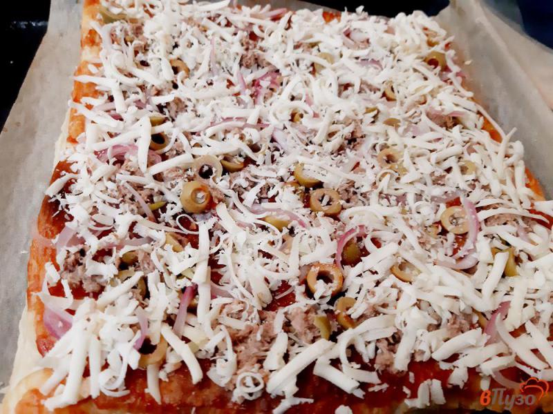 Фото приготовление рецепта: Пицца с тунцом и оливками на слоеном тесте шаг №11