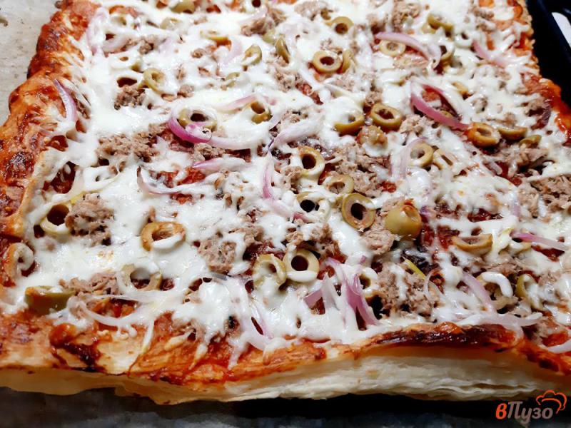Фото приготовление рецепта: Пицца с тунцом и оливками на слоеном тесте шаг №12