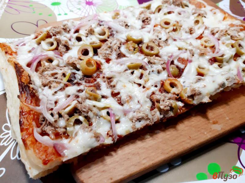 Фото приготовление рецепта: Пицца с тунцом и оливками на слоеном тесте шаг №13