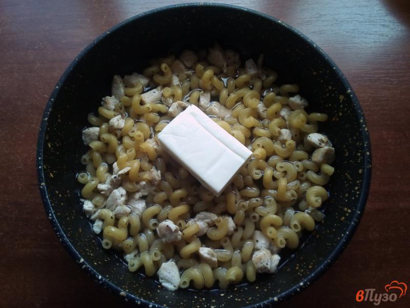 Фото приготовление рецепта: Макароны с плавленым сыром и куриным филе шаг №4