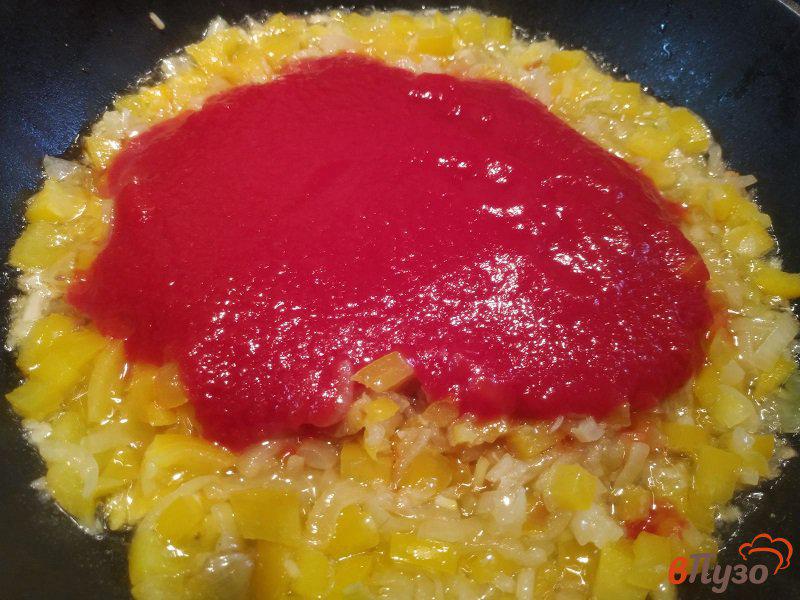 Фото приготовление рецепта: Паста спагетти с томатным соусом из копченых сосисок шаг №4