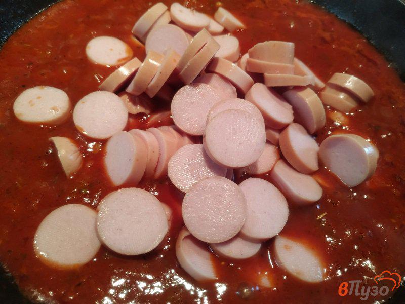 Фото приготовление рецепта: Паста спагетти с томатным соусом из копченых сосисок шаг №6