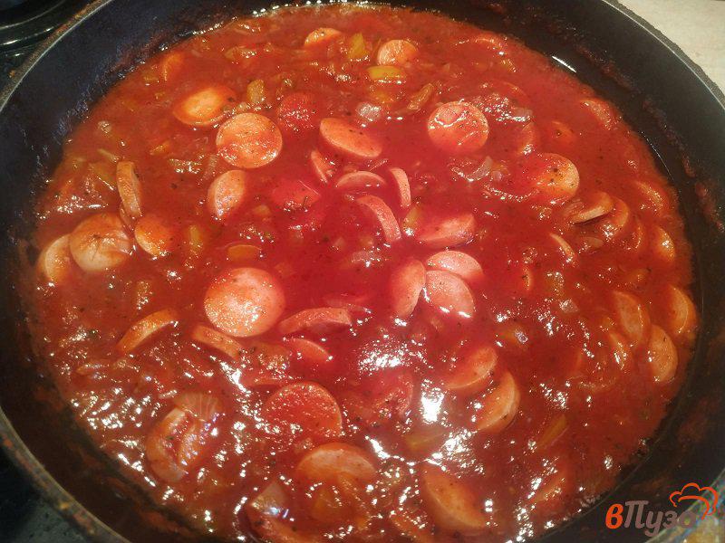 Фото приготовление рецепта: Паста спагетти с томатным соусом из копченых сосисок шаг №7