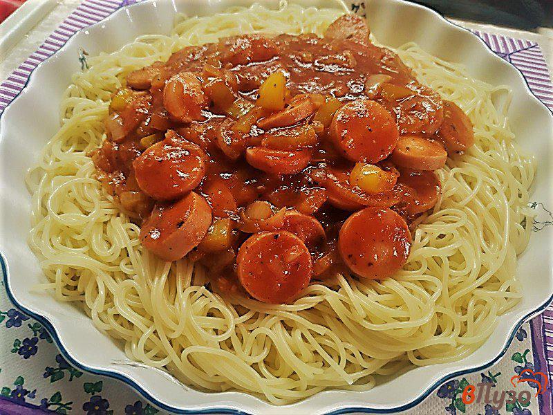 Фото приготовление рецепта: Паста спагетти с томатным соусом из копченых сосисок шаг №8