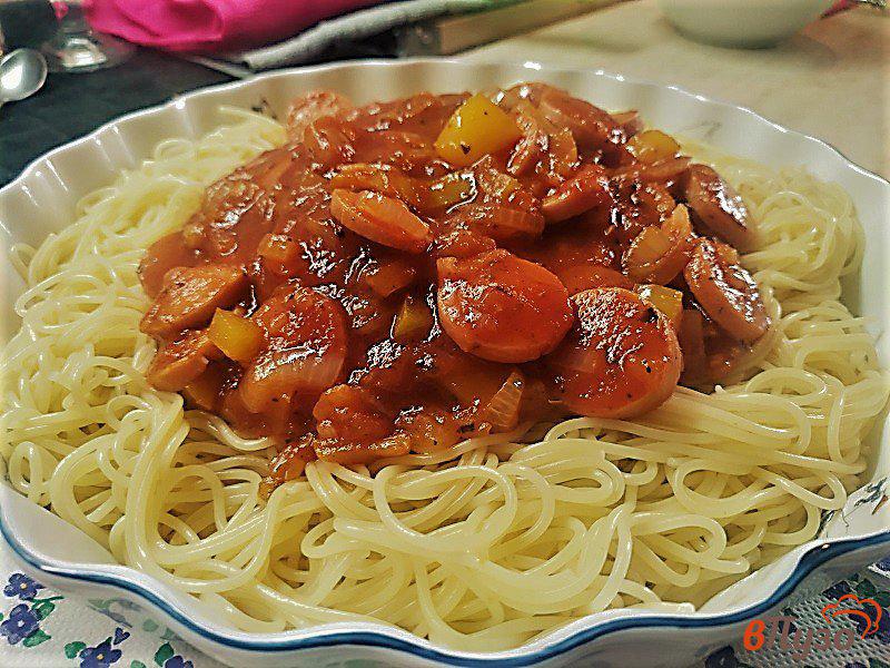 Фото приготовление рецепта: Паста спагетти с томатным соусом из копченых сосисок шаг №9