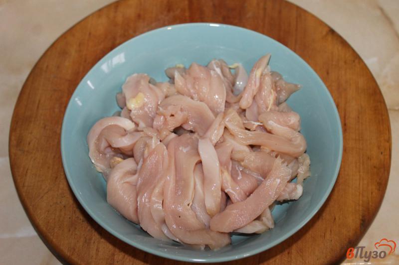 Фото приготовление рецепта: Мясной салат с перепелиными яйцами шаг №1