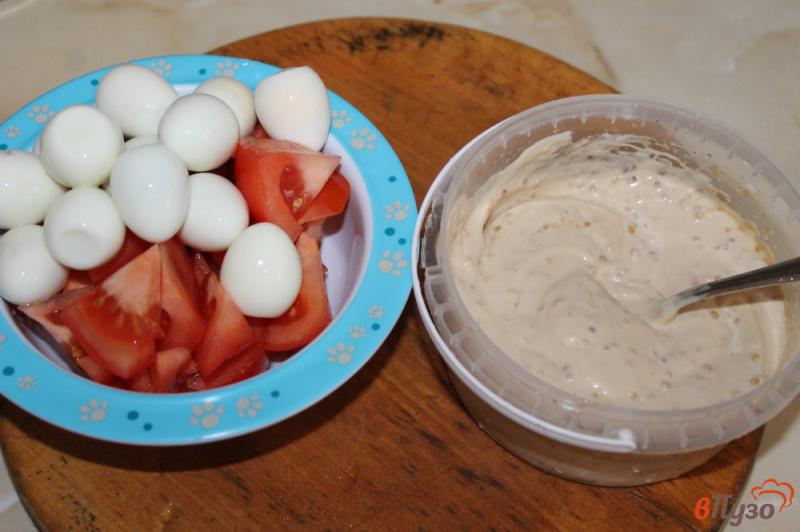 Фото приготовление рецепта: Мясной салат с перепелиными яйцами шаг №4