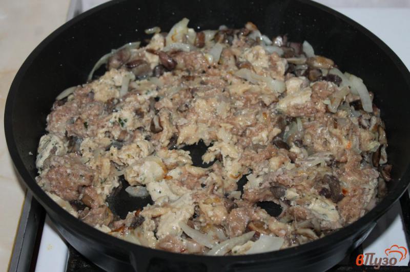 Фото приготовление рецепта: Теплый лаваш с фаршем и грибами шаг №3