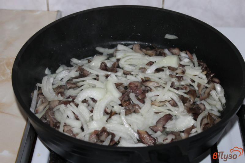Фото приготовление рецепта: Теплый лаваш с фаршем и грибами шаг №2