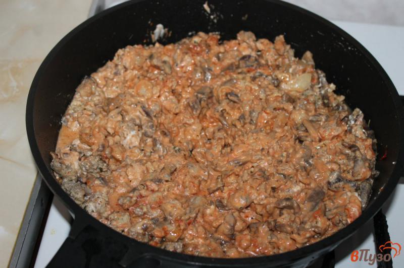 Фото приготовление рецепта: Теплый лаваш с фаршем и грибами шаг №4
