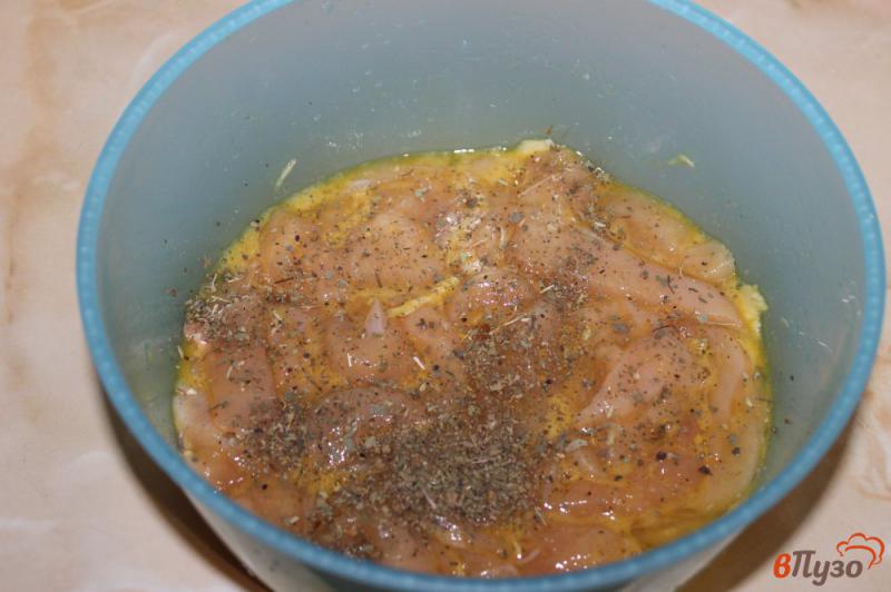 Фото приготовление рецепта: Жареное куриное филе в панировке шаг №4