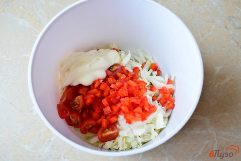 Фото приготовление рецепта: Салат с пекинской капустой болгарским перцем и помидорами шаг №3