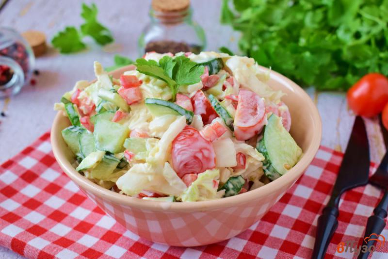 Фото приготовление рецепта: Салат с пекинской капустой болгарским перцем и помидорами шаг №4