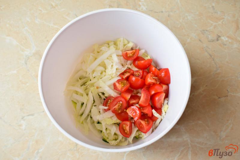 Фото приготовление рецепта: Салат с пекинской капустой болгарским перцем и помидорами шаг №2