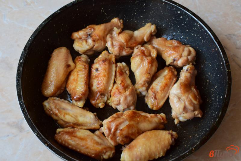 Фото приготовление рецепта: Куриные крылышки с соевым соусом шаг №4