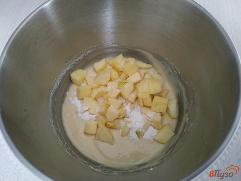 Фото приготовление рецепта: Бисквит с яблоками порционный шаг №4