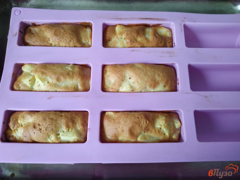 Фото приготовление рецепта: Бисквит с яблоками порционный шаг №7